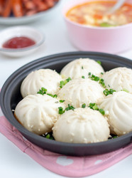 西红柿鸡蛋汤+香煎肉包+煎香肠