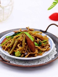 【源远流长】的快手火腿肠芹菜炒面