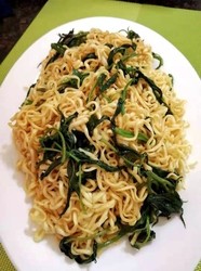 红薯叶炒面条