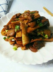 五花肉焖竹笋