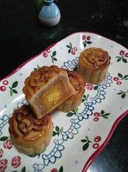 绿豆沙蛋黄月饼