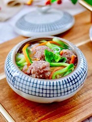 手工牛肉丸子粉丝双色萝卜煲