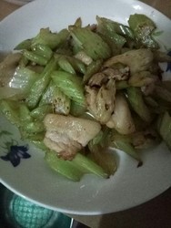 五花肉炒西芹