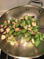 黑胡椒杏鲍菇炒西芹