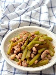 肉丁炒莴笋条