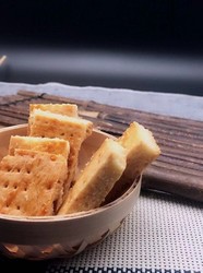 12M＋ 宝宝版奶酪饼干，它含丰富的钙与蛋