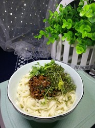 荠荠菜肉酱面
