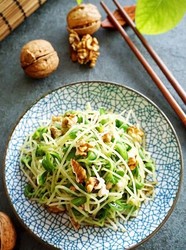 黑豆苗拌核桃仁