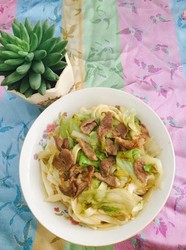 生菜肉片炒河粉