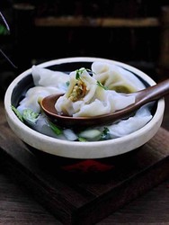 【团团圆圆】的海米香菜大馅馄饨