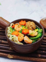 黄瓜虾仁什锦肉丸面