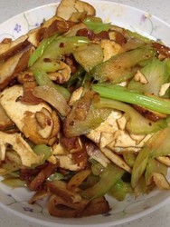 腊肉香干炒西芹