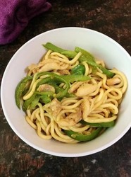 鸡腿辣椒炒面