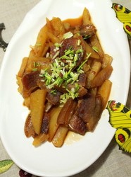 五花肉炒土豆条