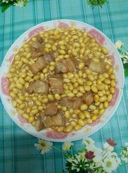五花肉焖黄豆