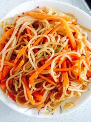 酸辣胡萝卜炒米粉