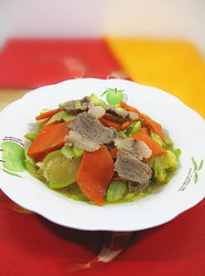 胡萝卜角瓜炒肉片