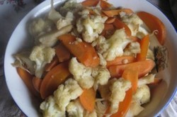 胡萝卜炒菜花