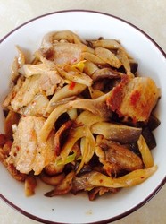 五花肉炒平菇