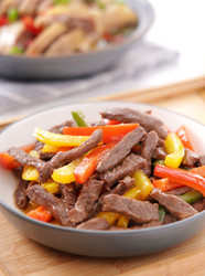 色彩鲜亮饱满的牛肉菜，孩子爱吃的——彩