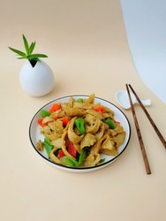 手撕面筋炒青红椒