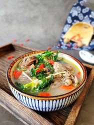 野生荠菜炖鸡汤