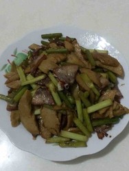 猪鼻蒜薹炒素肠