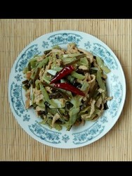 三伏菜肴——鸡肉炒苦瓜海带