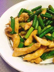 嫩鸡肉炒蒜苔