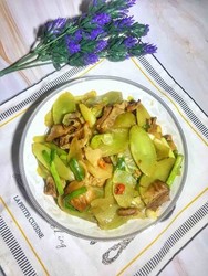 莴笋炒腊猪肠