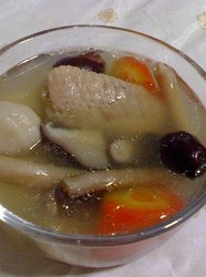 菌菇鲜鸡汤