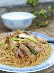 瘦肉猪杂炒米粉