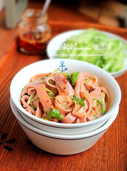 苋菜汁粉色凉皮