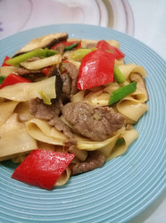 牛肉炒刀削面