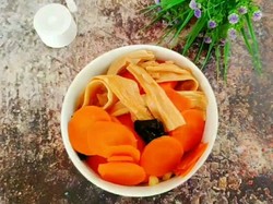 红萝卜炖腐竹