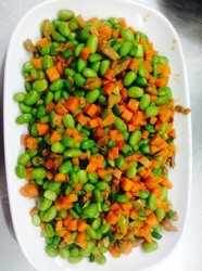 五彩缤纷的毛豆炒胡萝卜丁