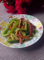 芹菜辣椒炒豆干