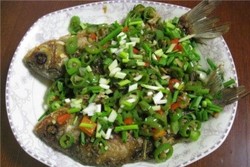 香葱烧鲫鱼