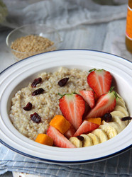 水果燕麦藜麦粥