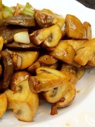 口蘑炒牛筋丸