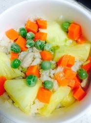 鸡肉胡萝卜豌豆菠萝炒饭