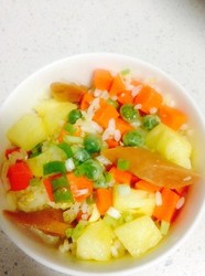 豌豆胡萝卜火腿菠萝炒饭