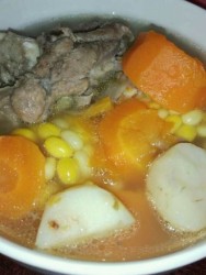 玉米红萝卜筒骨汤