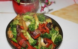 红萝卜西兰花炒腊肉
