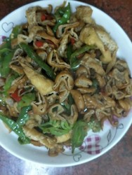 辣椒油豆腐炒腊肥肠