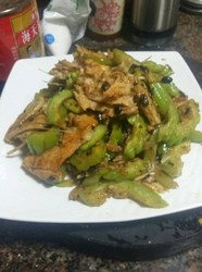 三文鱼骨炒苦瓜