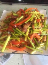 蒜台红椒炒肉