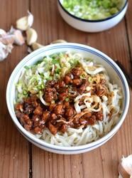 肉丁炸酱手擀面